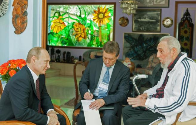 Putin y Castro charlan durante la visita del presidente ruso a Cuba.