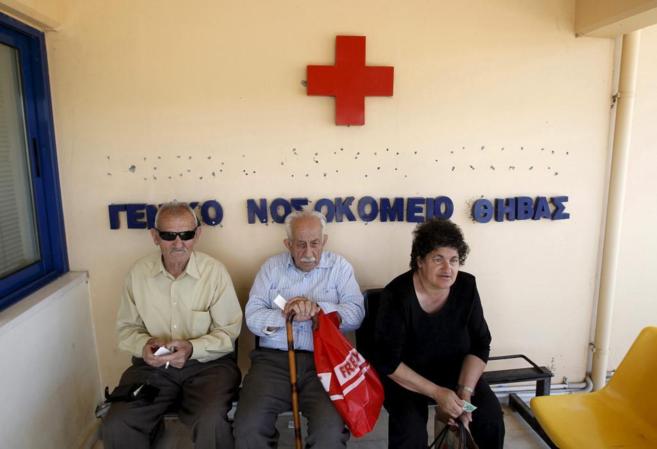 Varios pacientes aguardan su turno en un hospital de Tebas, al...
