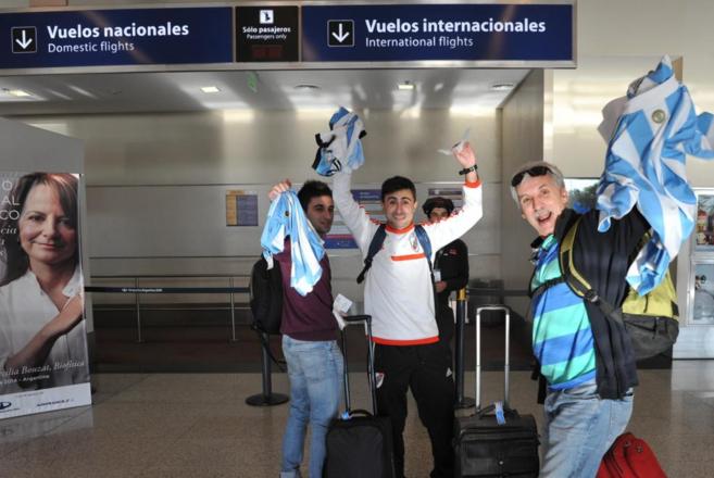 Tres aficionados argentinos, justo antes de partir a Brasil.