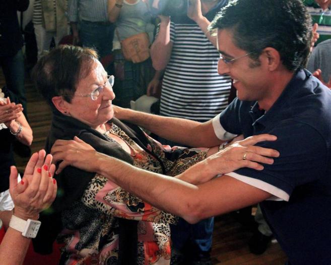 El candidato saluda a Esther Cabezudo, vctima de un atentado de ETA.