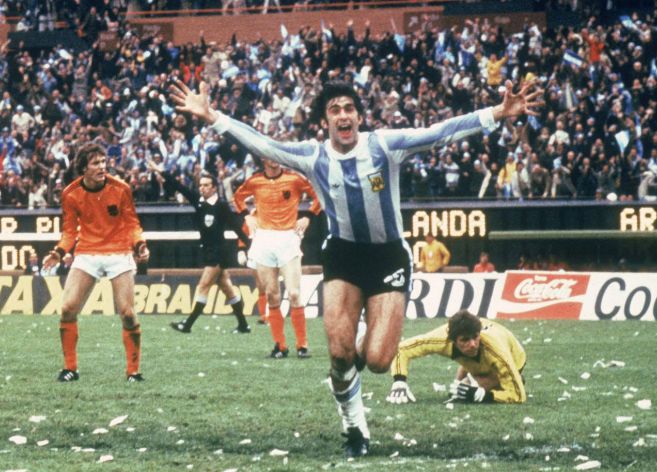 Mario Kempes celebra el gol que coron a Argentina en el Mundial 78.