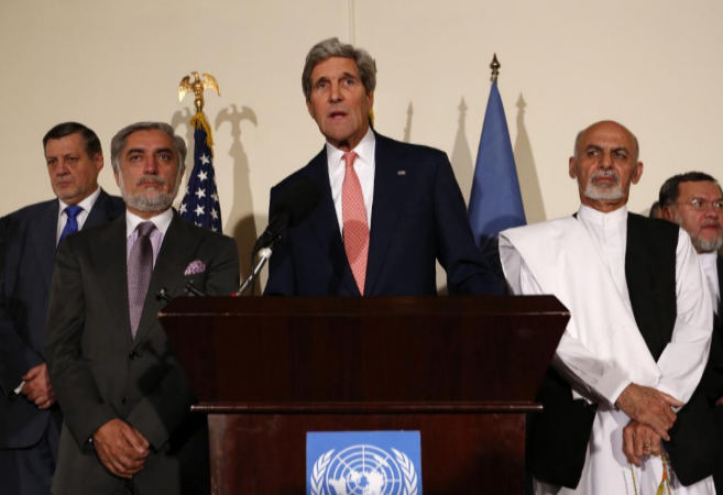 John Kerry en una rueda de prensa junto a los dos candidatosAbdul...