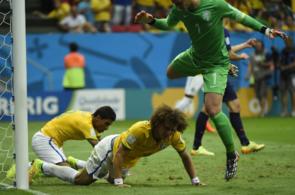 David Luiz, en el suelo tras un ataque fallido de Brasil.