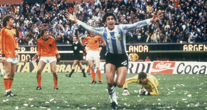 Mario Kempes celebra el gol que coron a Argentina en el Mundial 78.