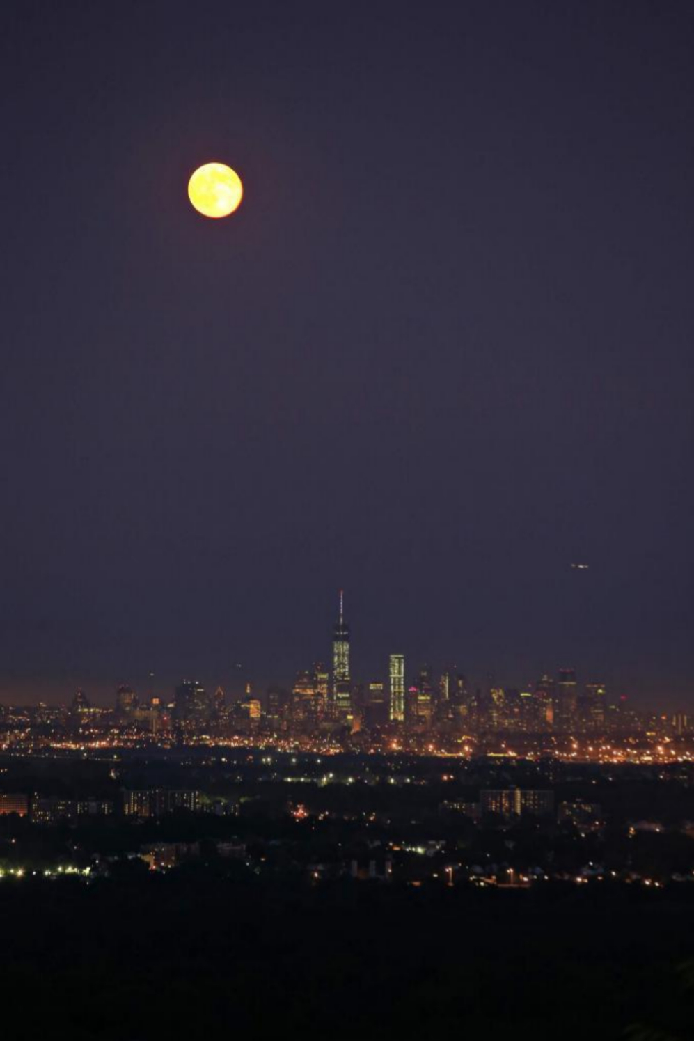 As se pudo ver la luna sobre el World Trade Center de Manhattan.