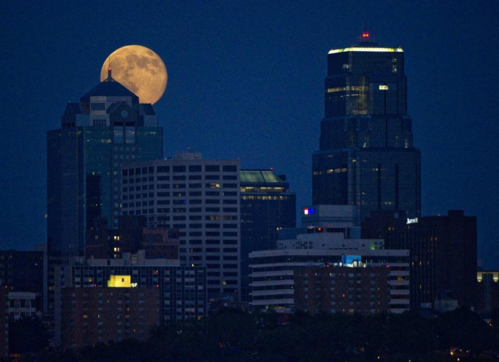 La luna tambin pareca acariciar los rascacielos de Kansas City.