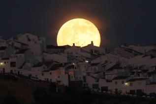 La Superluna en el municipio gaditano de Olvera.