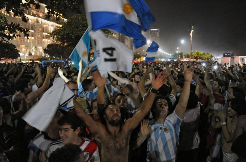 Los argentinos celebran en Copacabana la derrota brasilea.