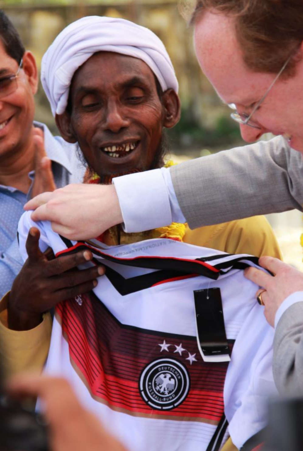 El embajador alemn en Bangladesh regala una camiseta del a...