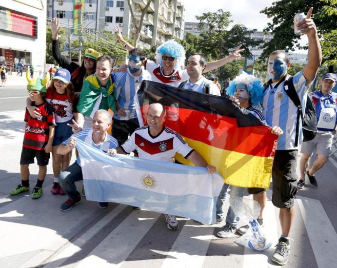 Aficionados alemanes y argentinos en las inmediaciones de Maracaná.