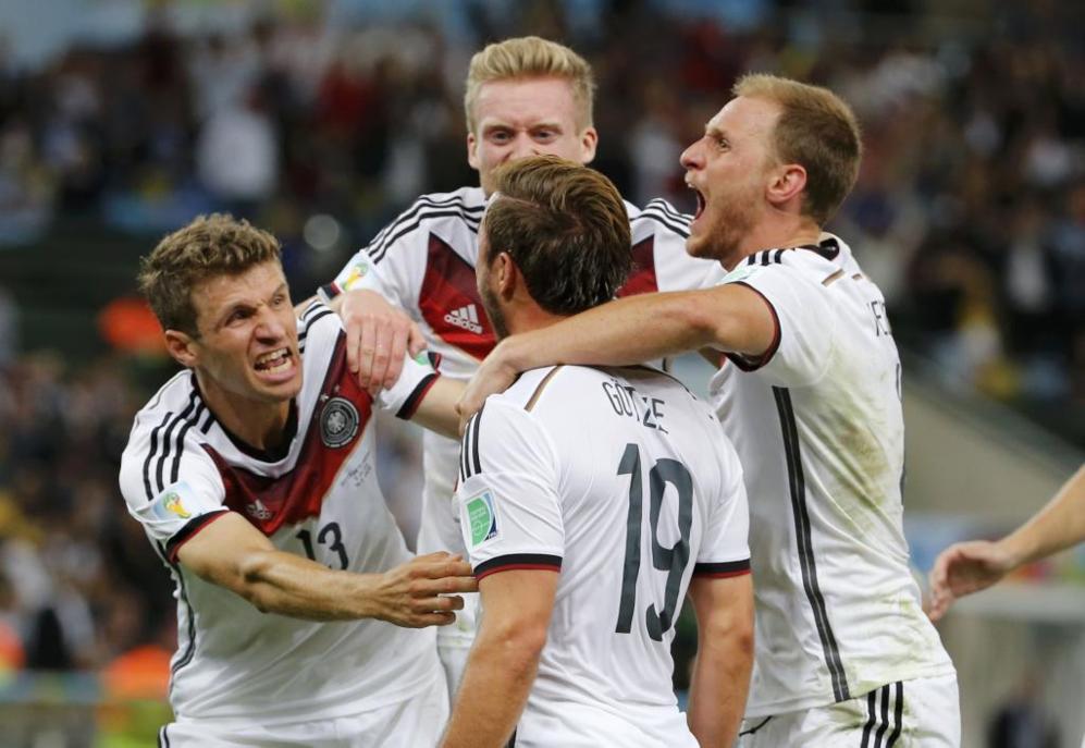 Los jugadores alemanes celebran el gol de Gtze.