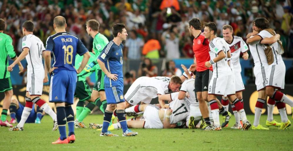 Messi, al fondo, entre alemanes que celebran el triunfo en el Mundial.