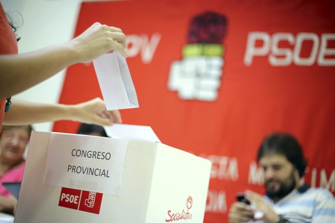 Una militante socialista deposita su voto en la Agrupacin del...