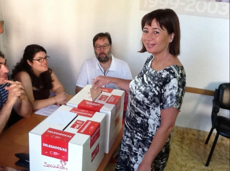 La secretaria general del PSIB, Armengol, votando en las primarias del...