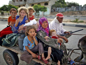 Una familia palestina abandona el norte de Gaza