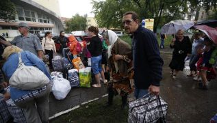 Ciudadanos de Donetsk se preparan para ir a  Rusia.