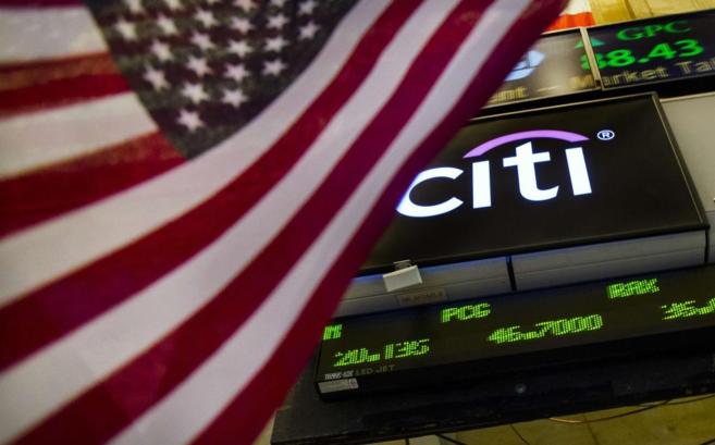 El logo del Citigroup junto a la bandera estadounidense