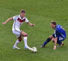 Toni Kroos regatea al argentino Biglia durante la final del Mundial.