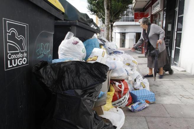 Una calle de Lugo llena de basura este lunes.
