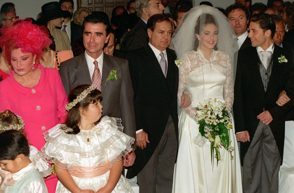Las famosas peor vestidas el día de su boda - Esther Cañadas. Ser modelo  pro... | loc | EL MUNDO