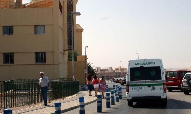 Una ambulancia junto al Hospital Torrecrdenas de Almera.