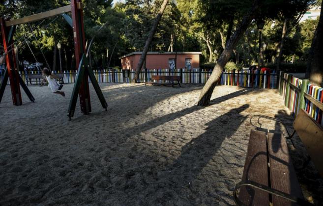 Una niña juega en un parque de Ciudad Lineal, donde actúa el...