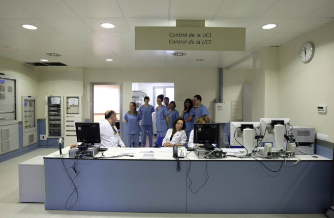 Varios trabajadores en el Hospital de Manises.