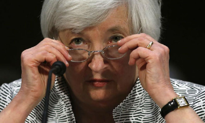 La presidenta de la Fed se ajusta las gafas en su comparecencia ante...