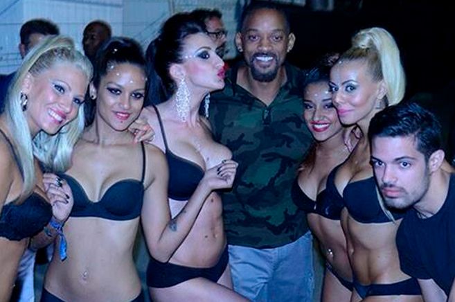 Will Smith, rodeado de sensuales bailarinas, en el festival galo.