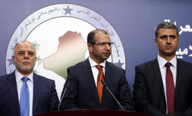 El nuevo líder del Parlamento iraquí, Selim al Yaburi (c),  junto a...