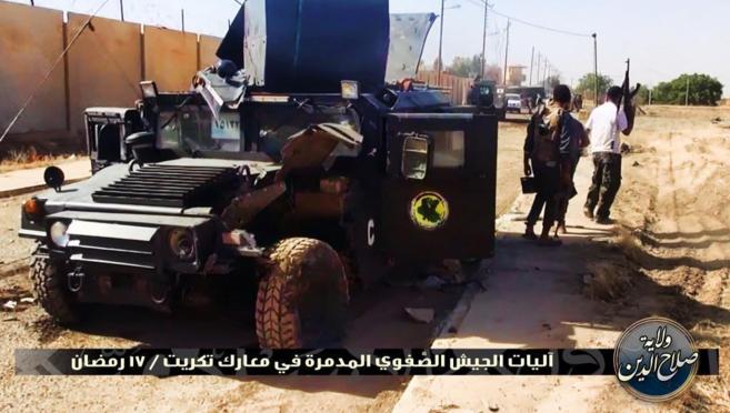 Una imagen difundida por el IS en Twitter muestra militantes junto a...