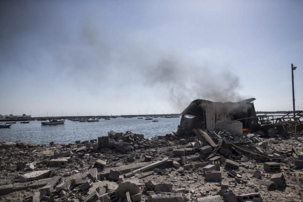 Vista general de las instalaciones bombardeadas del puerto de Gaza.