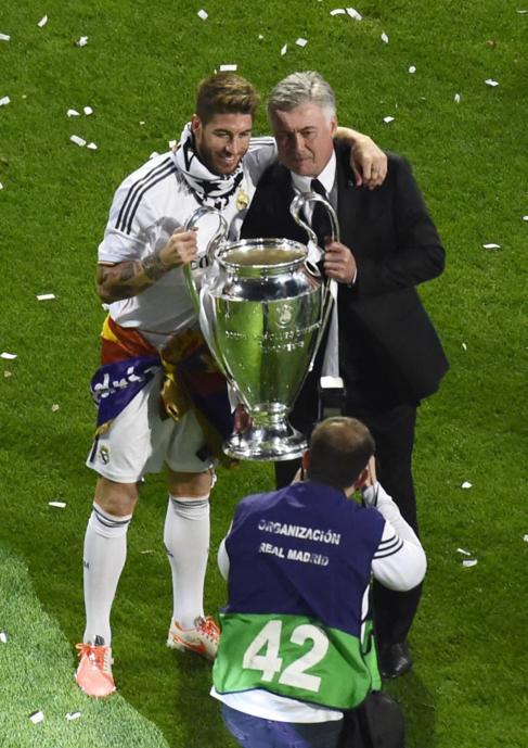 Sergio Ramos y Ancelotti posan con la Copa de Europa.