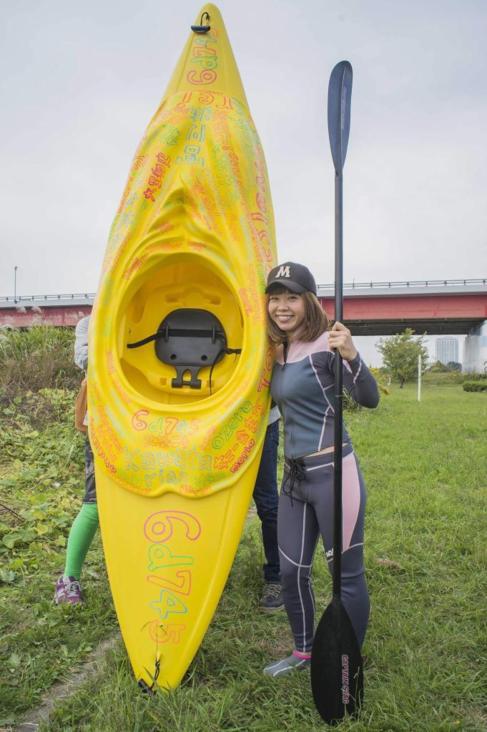 La artista posa con un kayak realizado con la forma de su vagina.