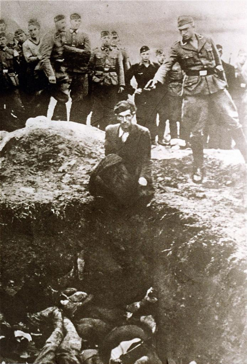 Foto de archivo entre 1941 y 1943. Un soldado nazi dispara a un judo...
