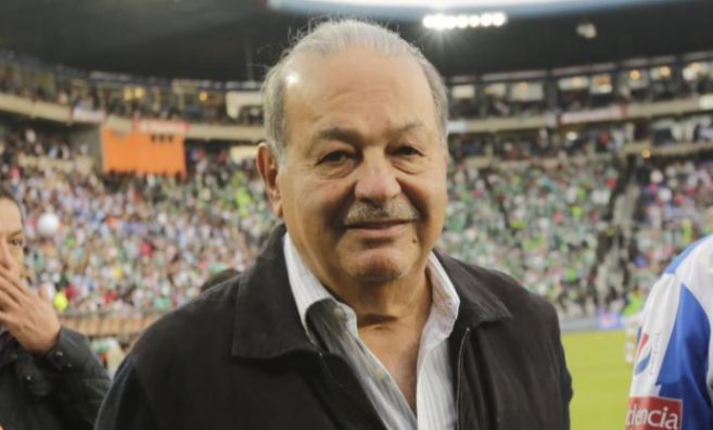 Carlos Slim durante un partido del Club Leon C.F., del cual es...