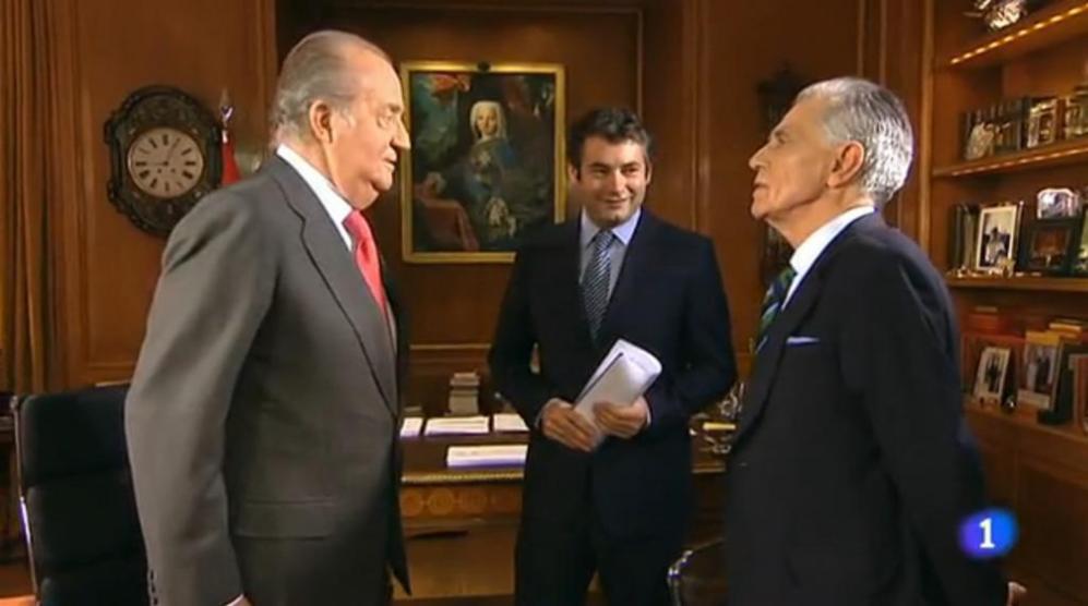 Jess Hermida conversa con el Rey Juan Carlos en presencia del...