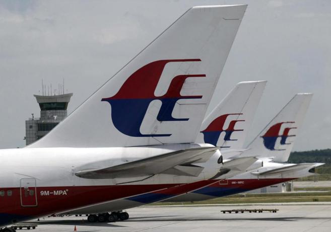 Varios aviones de Malaysian Airlines estacionados en el aeropuerto de...