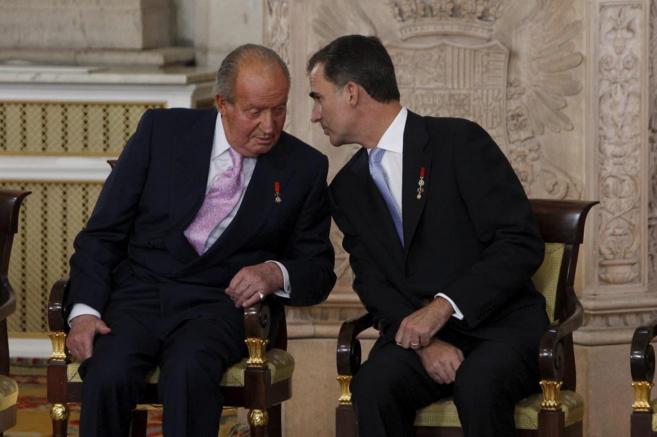 El Rey Juan Carlos y su hijo en el acto de sancin de la abdicacin...
