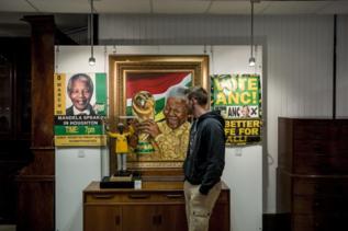 Un joven observa un retrato de Madiba en Johannesburgo.
