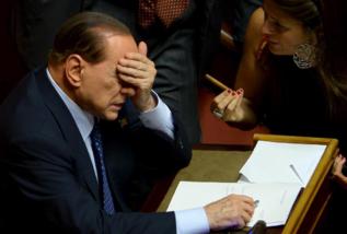 Silvio Berlusconi se tapa la cara durante un acto.