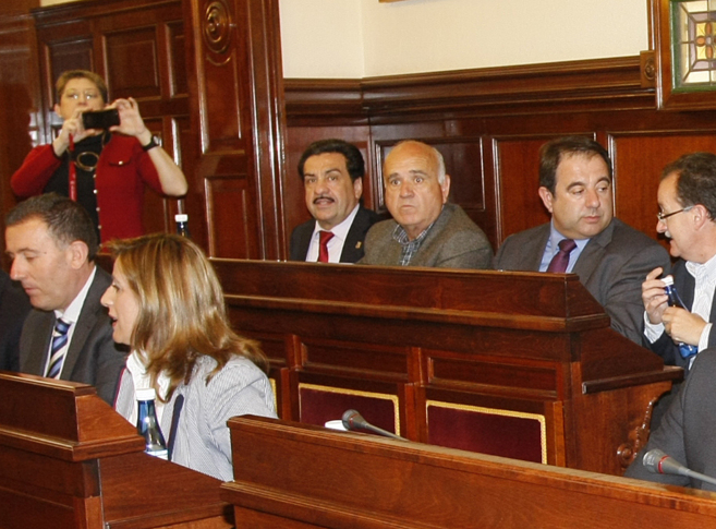 Francisco Martnez, al fondo, en su asiento de diputado provincial.