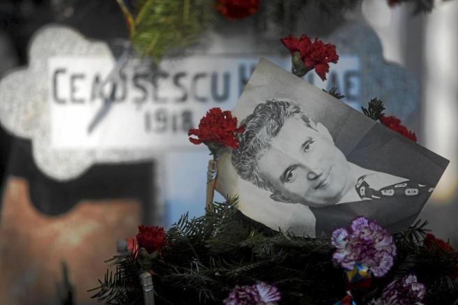Una foto del fallecido dictador comunista Nicolae Ceausescu, en el...