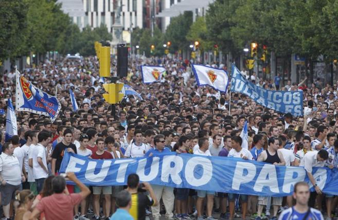 Varios miles de seguidores del Real Zaragoza se manifiestan en la...