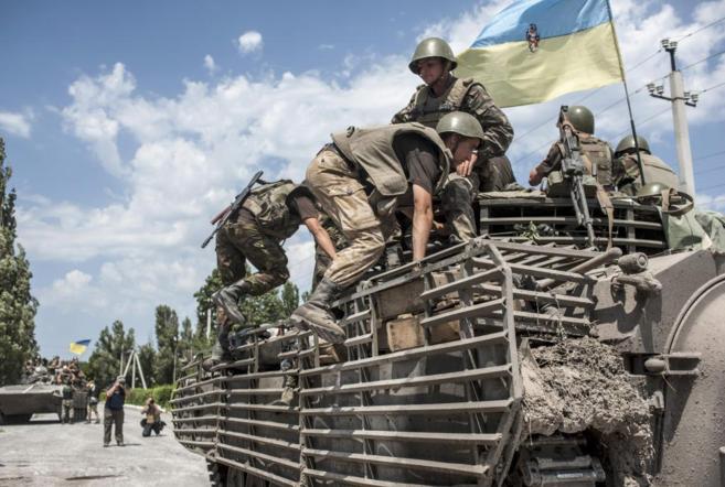 Soldados ucranianos realizan una maniobra militar en Kiev.