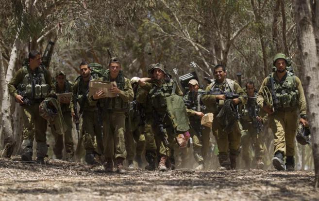 Soldados de Infanteria israelies a su llegada al punto de encuentro en...