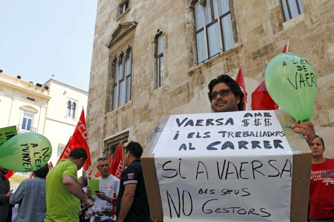 Los trabajadores de Vaersa protestan ante el Palau de la Generalitat.
