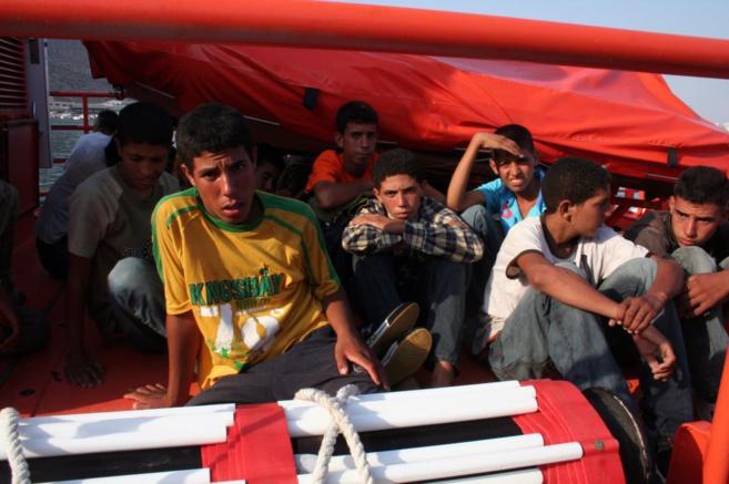 Menores inmigrantes en una embarcacin. en aguas andaluzas.