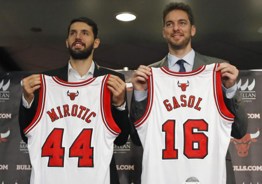 Los nuevos jugadores de los Chicago Bulls posan con sus camisetas y...