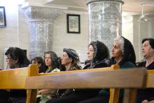 Mujeres cristianas en una iglesia de una aldea iraqu.